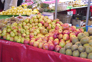 pommes sur un marché